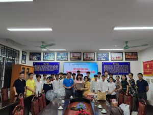 Nhà trường tiếp nhận quà tặng cho học sinh có hoàn cảnh khó khăn