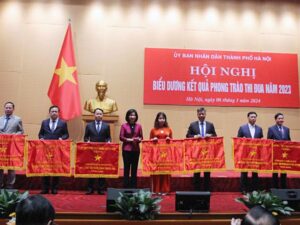 Nhà trường vinh dự nhận Cờ thi đua xuất sắc từ UBND Thành phố Hà Nội