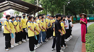 Sinh viên K50 hệ Cao đẳng Viếng Lăng Bác và tham quan khu Di tích Chủ tịch Hồ Chí Minh