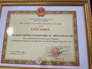 Công đoàn Nhà trường nhận Giấy khen từ Liên đoàn Lao động quận Cầu Giấy
