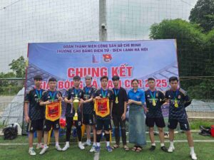 Đội bóng lớp 49Đ-ĐT xuất sắc giành chiếc Cup danh giá của Giải bóng đá nam CER năm 2025