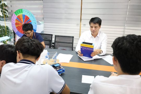 TỪ Ý TƯỞNG ĐẾN SẢN PHẨM CÔNG NGHỆ: HỌC SINH THPT TRẢI NGHIỆM NGHIÊN CỨU KHOA HỌC TẠI CER